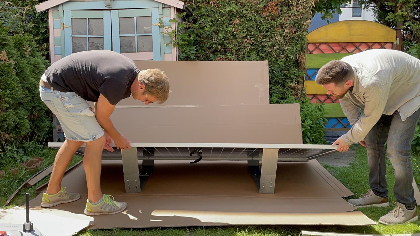 Das Yuma Flat XL Solarmodule steht auf einer Halterung für das Flachdach.